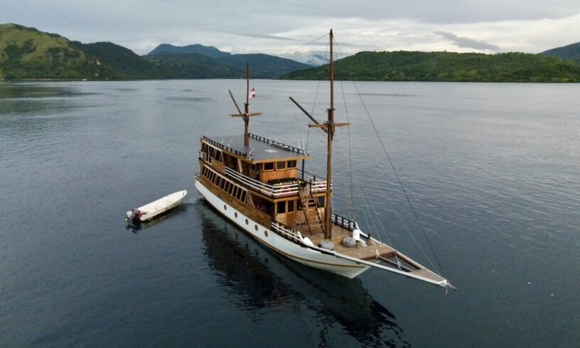 Open Trip 3D2N by Bajo Sunset Voyages Deluxe Phinisi - Komodo Sharing Tours