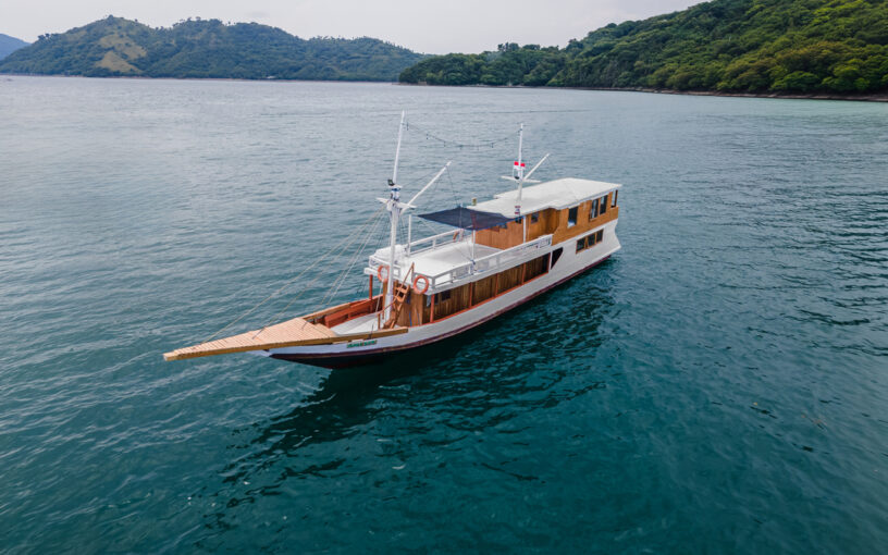 Open Trip 3D2N by Dunia Baru Deluxe Phinisi - Komodo Sharing Tours