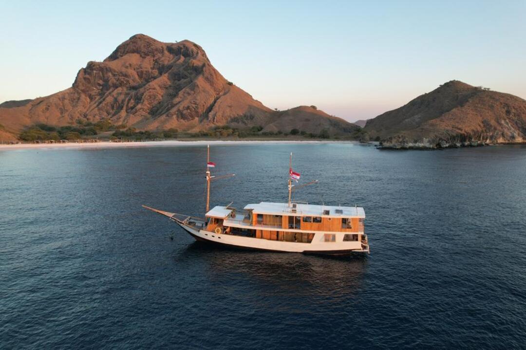 Open Trip 3D2N by Lita Pratiwi Deluxe Phinisi - Komodo Sharing Tours