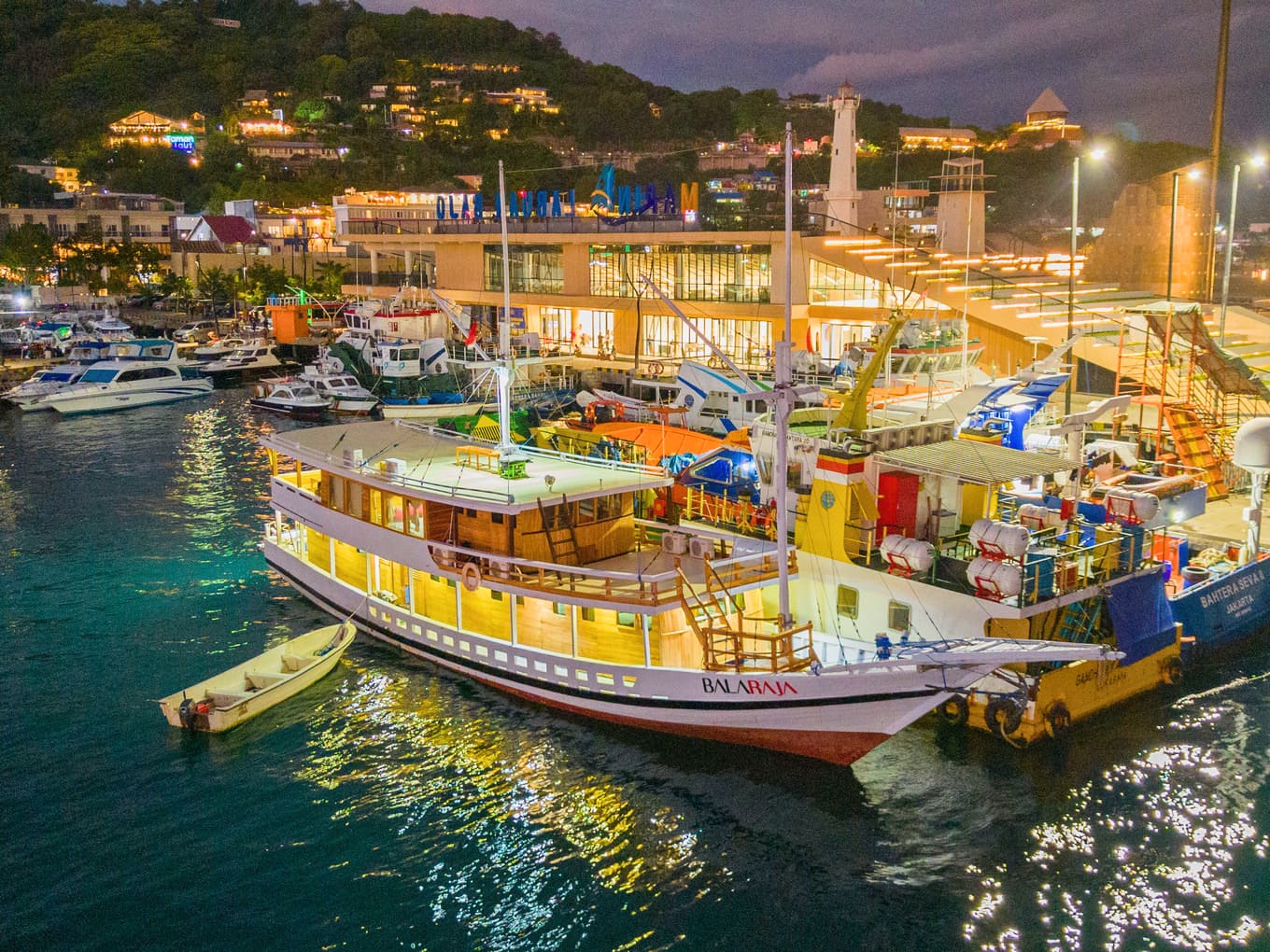 Balaraja Superior Phinisi - Komodo Boat Charter