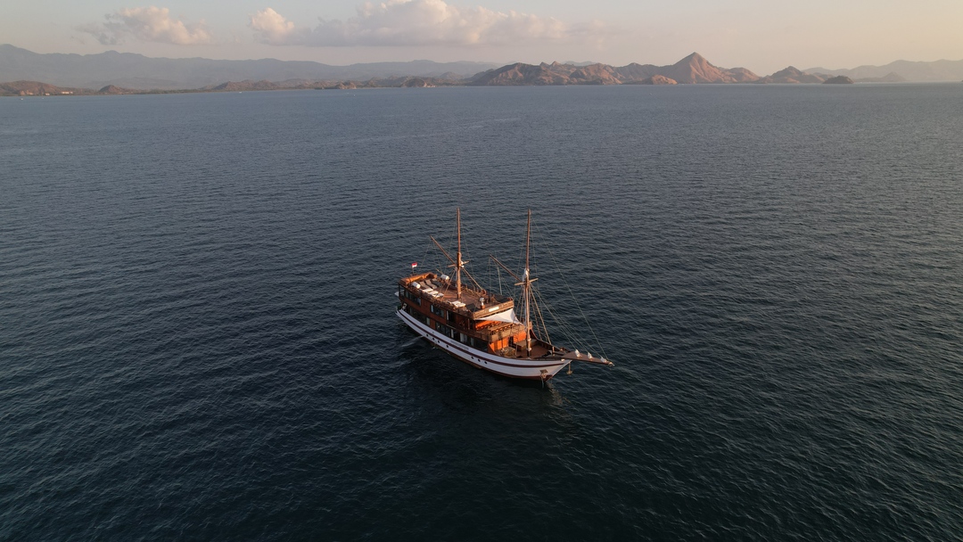 Open Trip 3D2N by Neptune Deluxe Phinisi - Komodo Sharing Tours