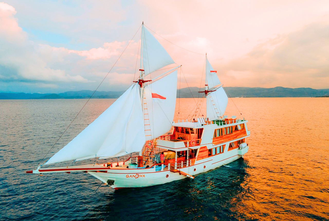 Komodo 3 Days 2 Nights by Gandiva Luxury Phinisi - Komodo Sharing Tours