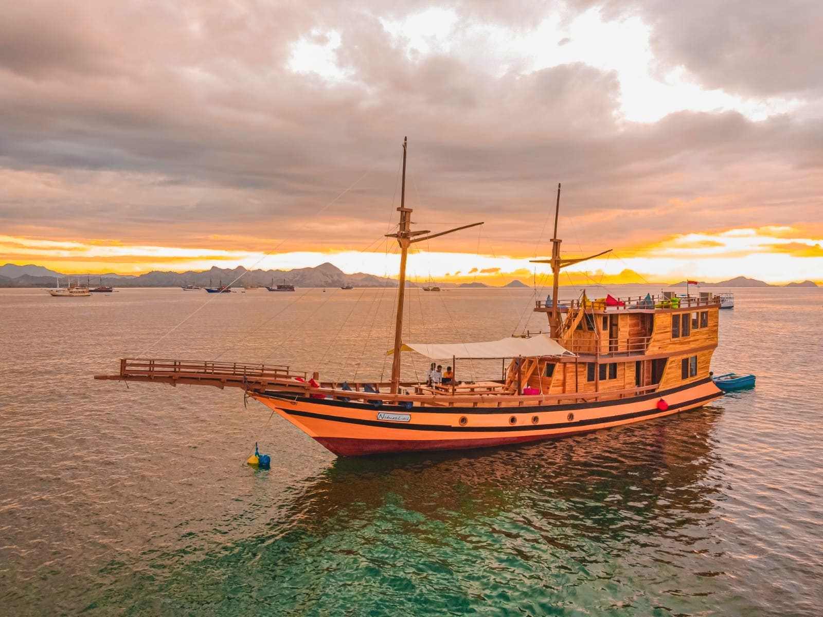 Natural K.M Liveaboard Charter - Komodo Boat Charter